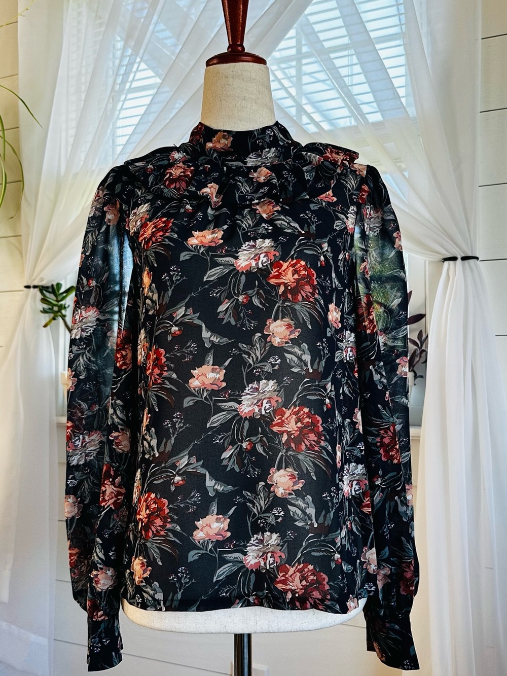Ontwelfth floral blouse high, ruffled neckline & semi-sheer long sleeves
Size S